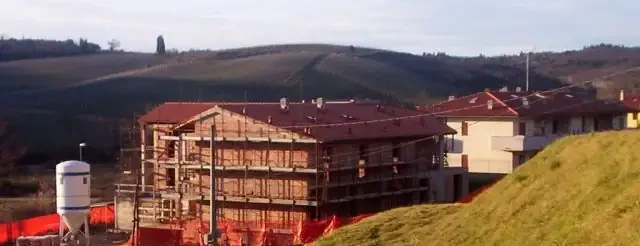 cantiere edilizio in campagna