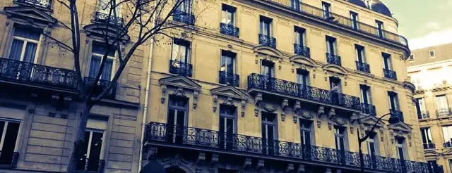 facciata edificio neoclassico su strada