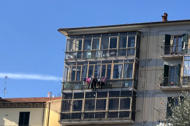 Vetrate scorrevoli per chiusura balcone o terrazzo, serve Permesso di Costruire