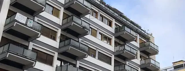 facciata edificio plurifamiliare balconi