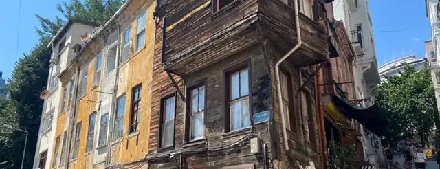 edificio precario legno sbalzo incrocio strada