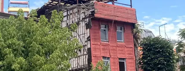 copertura edificio legno precaria