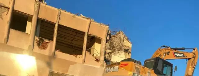 abbattimento edificio abusivo con ruspa