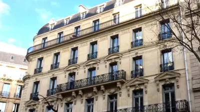 facciata edificio su strada