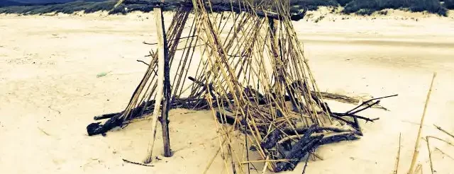 manufatto canne su spiaggia