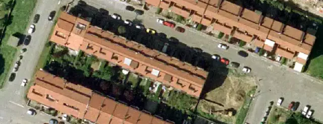 foto aerea quartiere residenziale tetti cotto laterizi