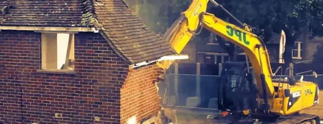 demolizione edificio cotto laterizi con ruspa