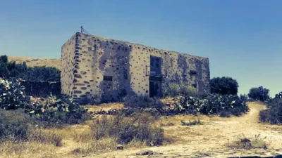 edificio rurale a rustico tetto crollato