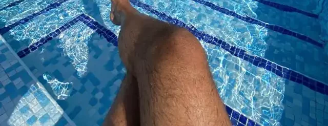 gambe in piscina