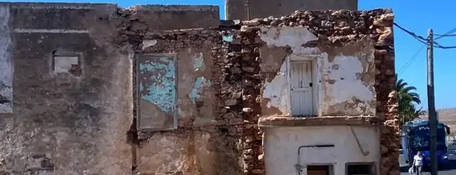 edificio crollato con tetto demolito