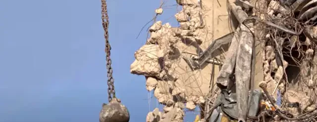 abbattimento edificio con palla demolitrice