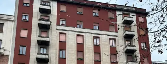 facciata edificio travertino e intonaco