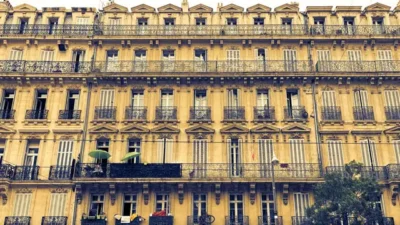 facciata edificio neoclassico con balconi