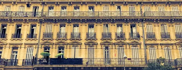 facciata edificio neoclassico con balconi